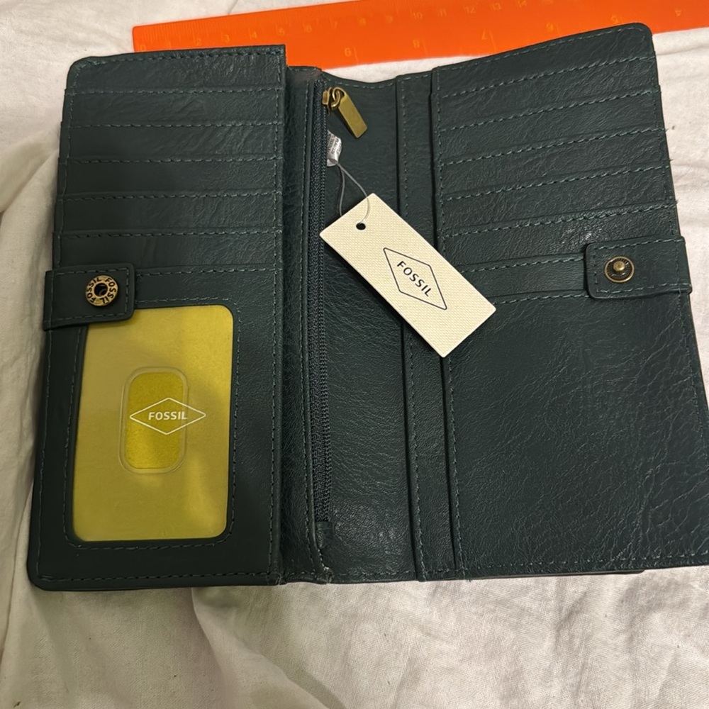 Fossil Croc-Embossed Wallet with Gold Accent - Picture 5 of 5